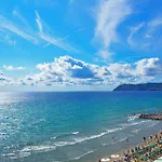 La Casa Sulla - On The Beach- Happy דירה *